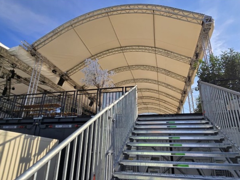 Rheinkirmes Uerige Containerbau Aufgang: Treppenaufgang zur überdachten Eventfläche auf der mehrgeschossigen Uerige-Containeranlage der Rheinkirmes Düsseldorf.