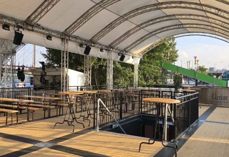 Rheinkirmes Uerige Containerbau Dachnutzung: Überdachte Event- und Gastronomiefläche auf dem Containerdach der Uerige-Eventlocation bei der Rheinkirmes Düsseldorf.
