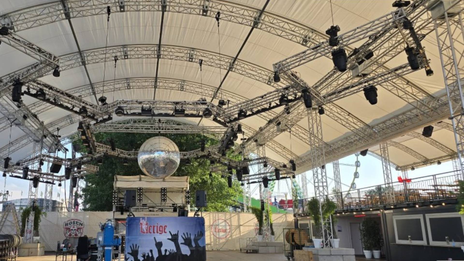 Case Study: Uerige Eventlocation: Case Study: &Uuml;berdachte Uerige-Eventlocation mit Veranstaltungstechnik, B&uuml;hne und mehrgeschossiger Containeranlage auf der Rheinkirmes D&uuml;sseldorf.
